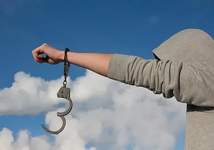 Выпили пива – и решили подзаработать: друзья обокрали частный дом