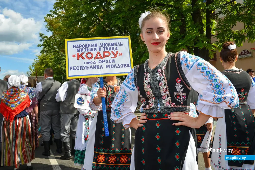 29.06.2019. Парад участников Международного фестиваля народного творчества «Венок дружбы» в