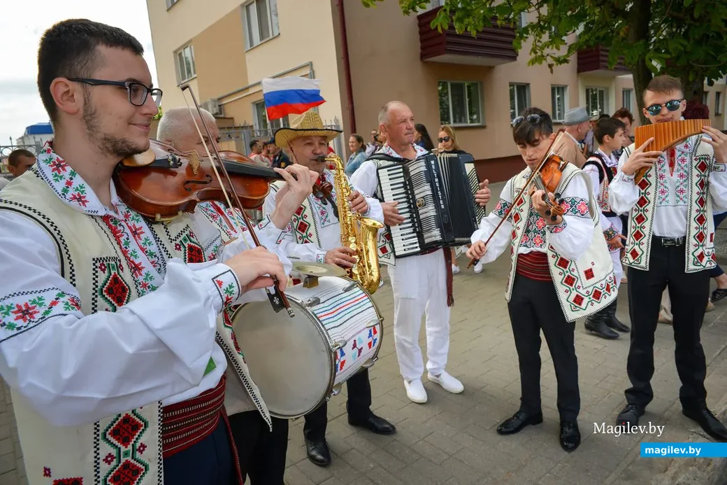 29.06.2019. Парад участников Международного фестиваля народного творчества «Венок дружбы» в