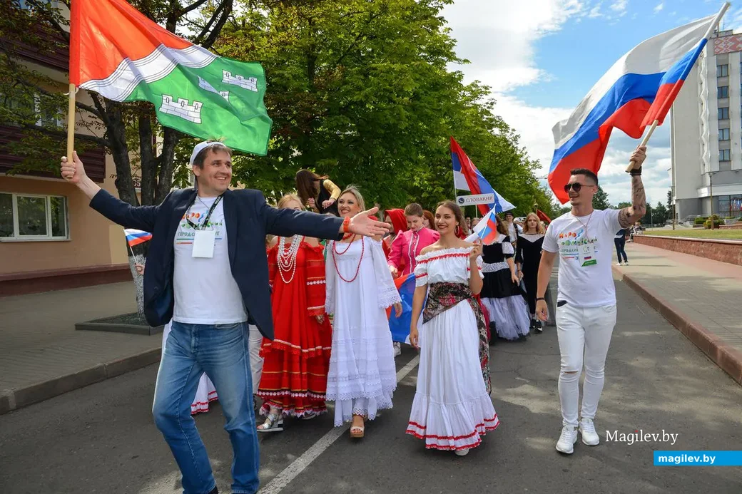 29.06.2019. Парад участников Международного фестиваля народного творчества «Венок дружбы» в