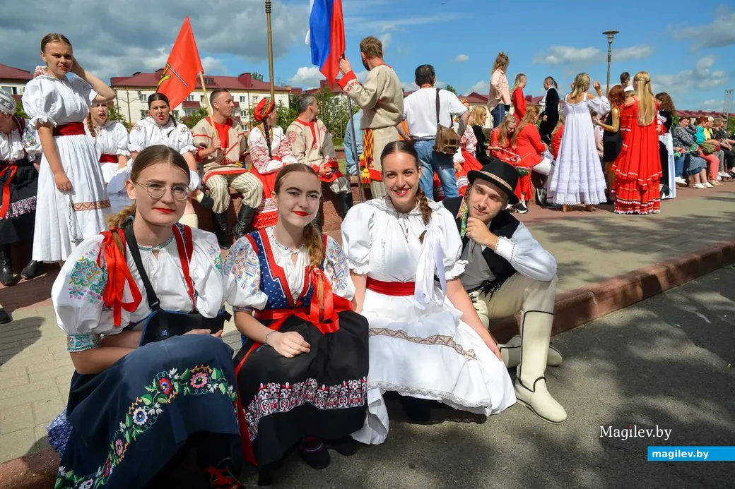 29.06.2019. Парад участников Международного фестиваля народного творчества «Венок дружбы» в