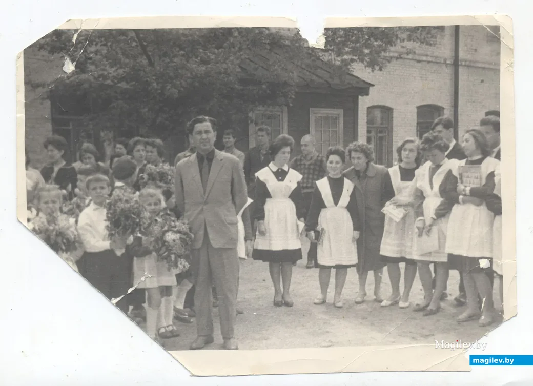 1964 год. Последний звонок в 5-й школе, в центре завуч старших классов Григорий Ильич Эпельбаум,