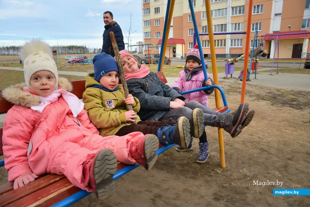 В 7-ом микрорайоне города ну очень много детишек!