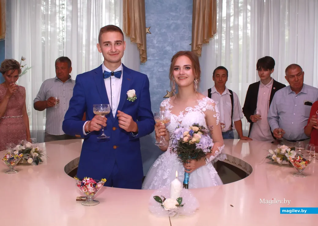 Молодожены Анастасия Киракозова и Денис Белявский.
