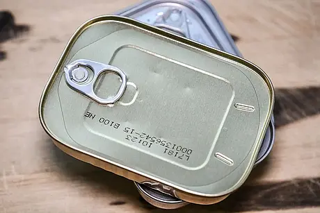 Не нужно также употреблять консервированные продукты с признаками порчи, гнили или из вздутых банок. Фото: pixabay.com.