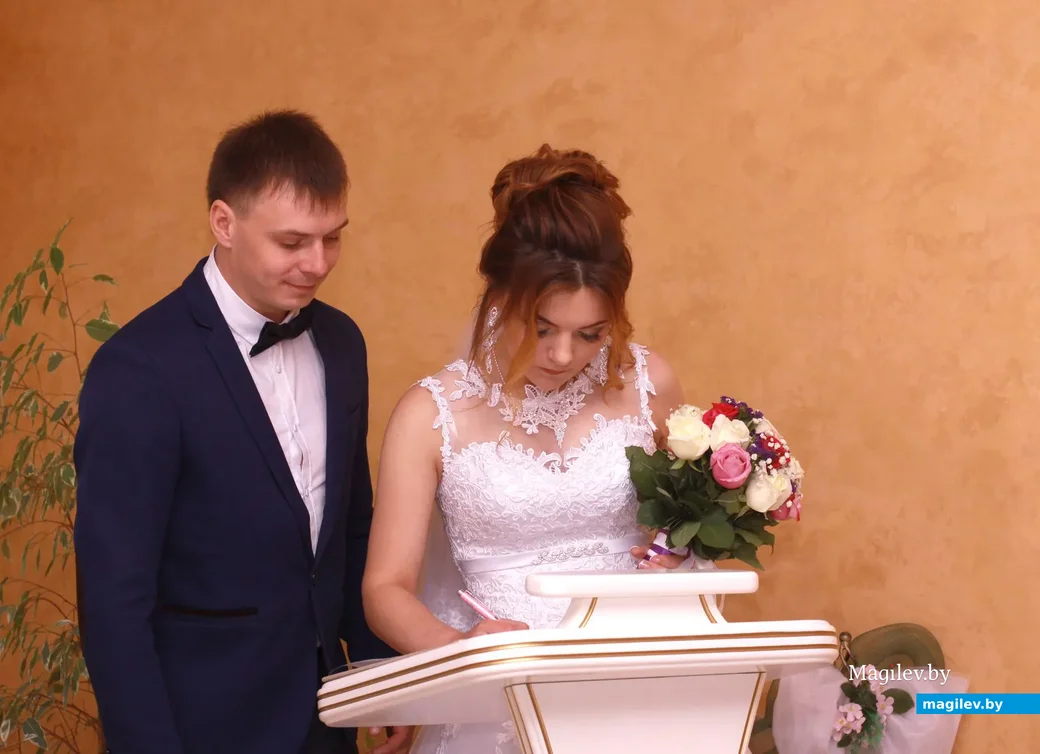 16 августа свой брак зарегистрировали 20-летняя Дарья Пирожник и 29-летний Василий Петух.