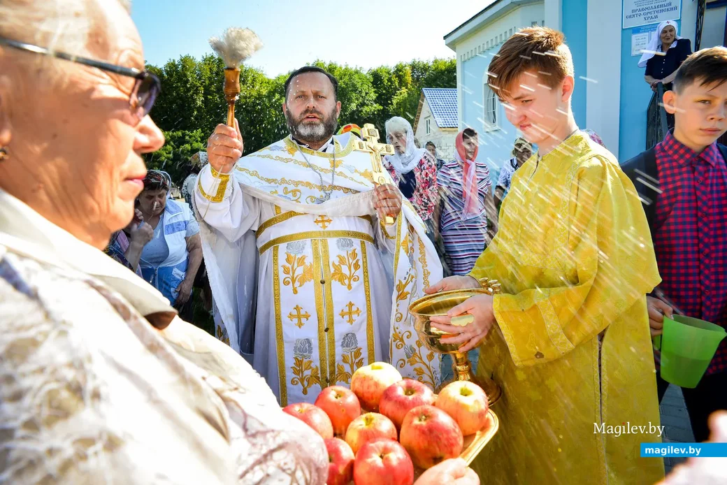19.08.2019. Настоятель Свято-Сретенского храма, протоиерей Иоанн Коляда окропляет плоды земли на