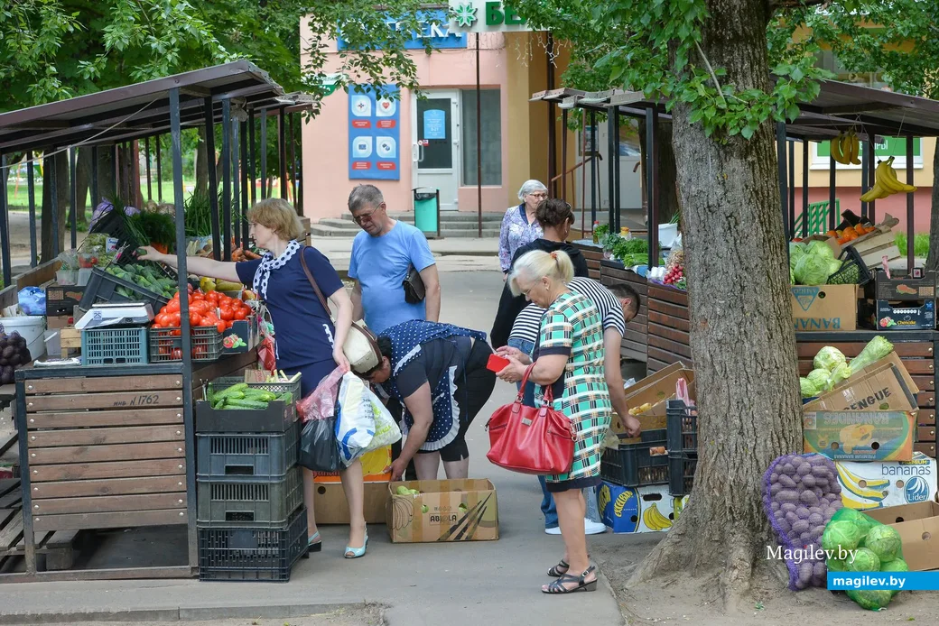 23.05.2019. Микрорайон Киселевичи. Сезонный рынок на Горелика полон покупателей