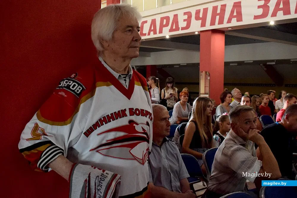 25.08.2019. Болельщик со стажем Владимир Ерошенко в форме ХК «Шинник» сезона 2008-2009.