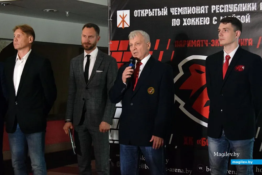 25.08.2019. Тренерский состав ХК «Бобруйск», в центре главный тренер Владимир Синицын, по правую
