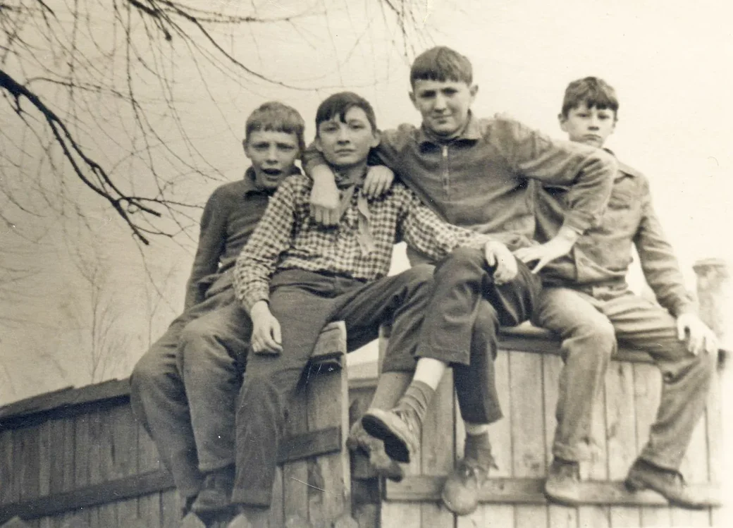 Весна 1964 года. Слева направо: ученики 7 класса СШ №24 Саша Демский, Валера Тренин, Валера