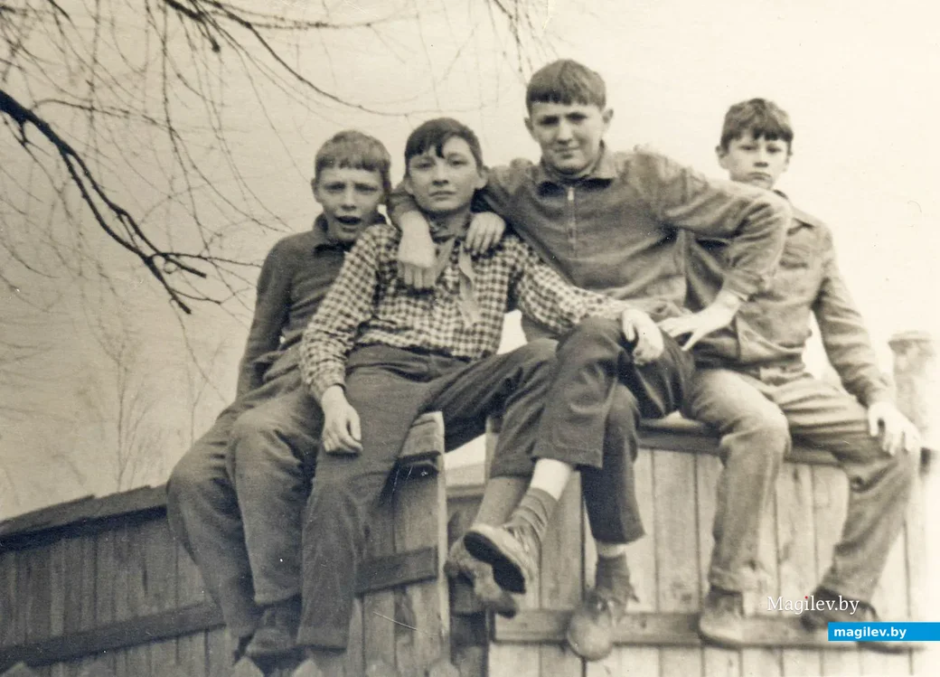Весна 1964 года. Слева направо: ученики 7 класса СШ №24 Саша Демский, Валера Тренин, Валера