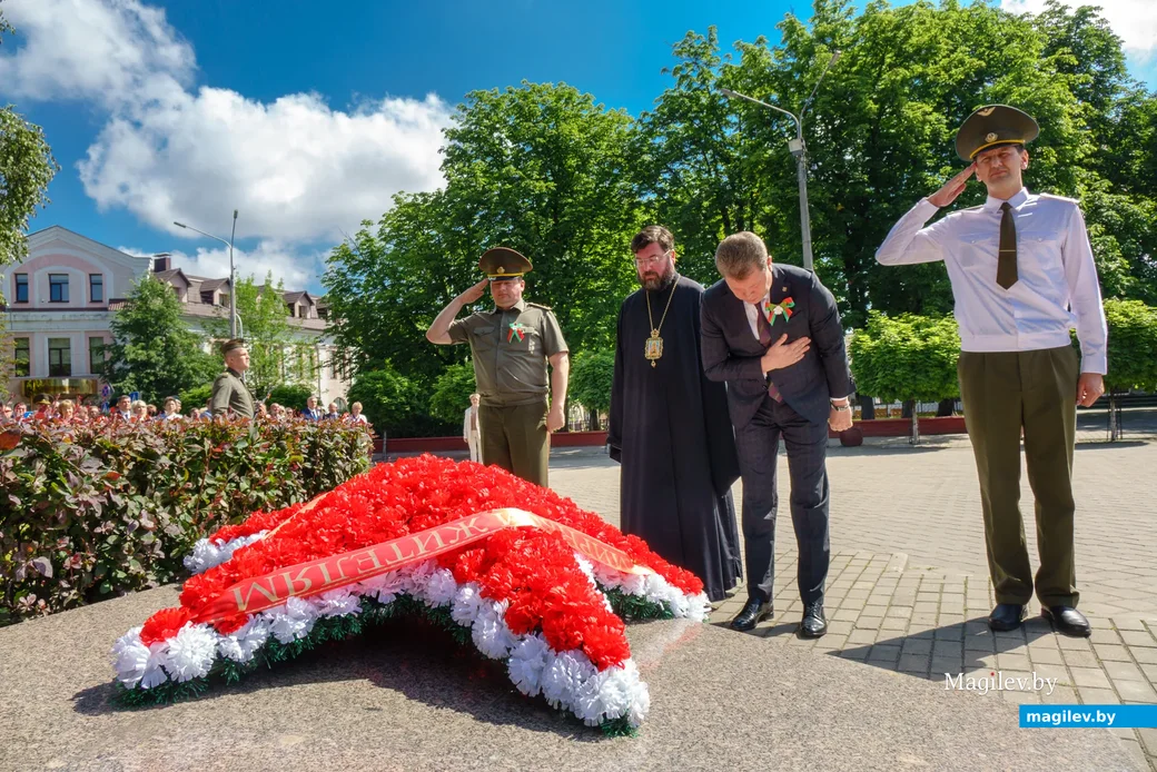 29.06.2020. Бобруйск, Могилевская область. Возложение венков и цветов руководством города и