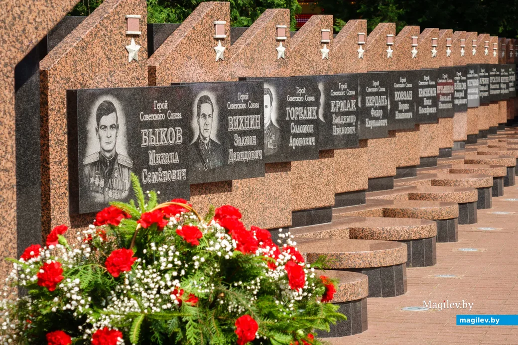 29.06.2020. Бобруйск, Могилевская область. Возложение венков и цветов руководством города и