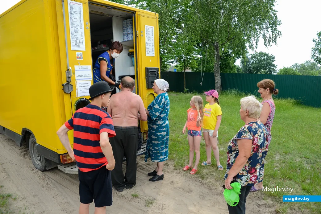 2020 г. Бобруйский район, деревня Углы. Приехала автолавка.