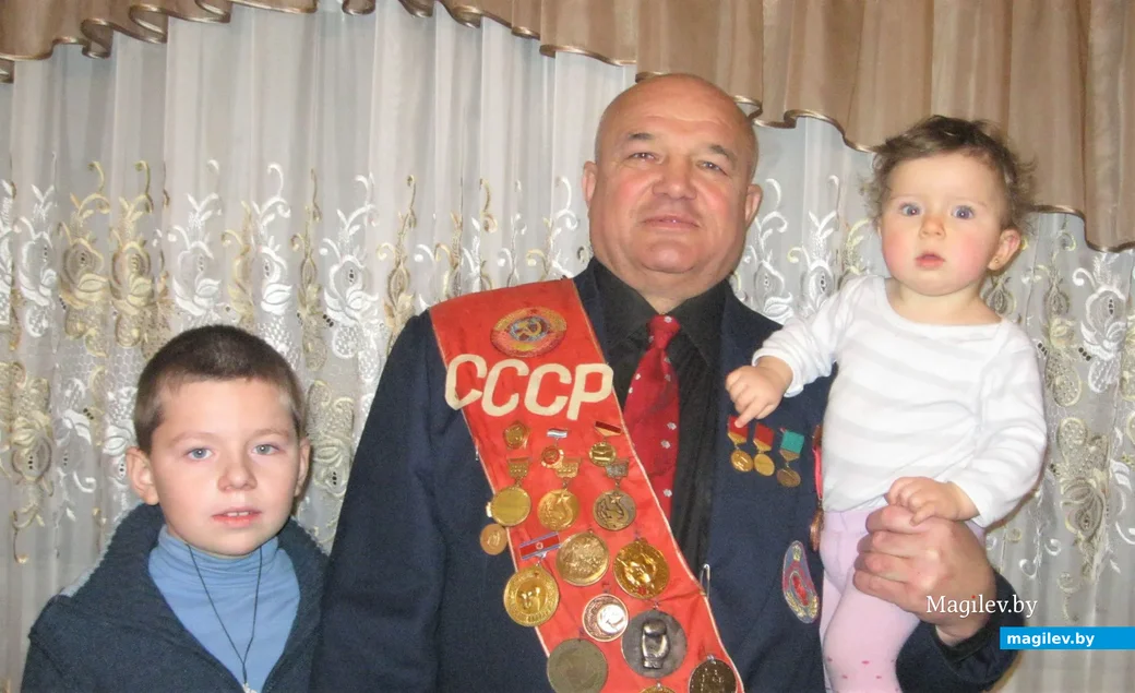 Анатолий Березюк с внуками: Даниил сейчас студент факультета международных отношений БГУ, а