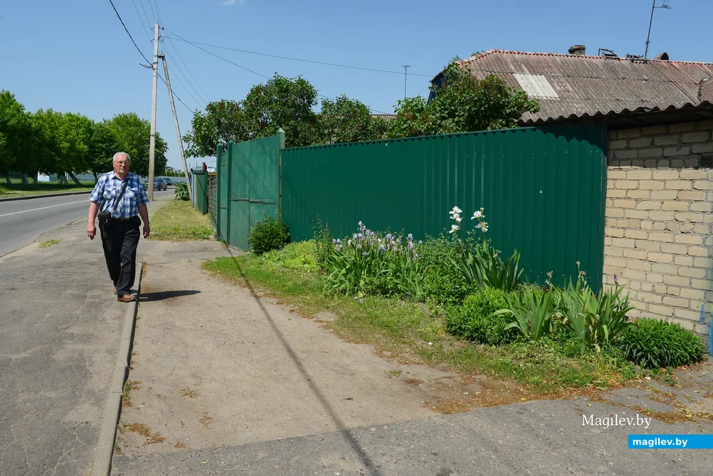 10.06.2020. Бобруйск. Николай Григорьевич Зозуля, племянник красноармейца Василия Шлыка, у дома на
