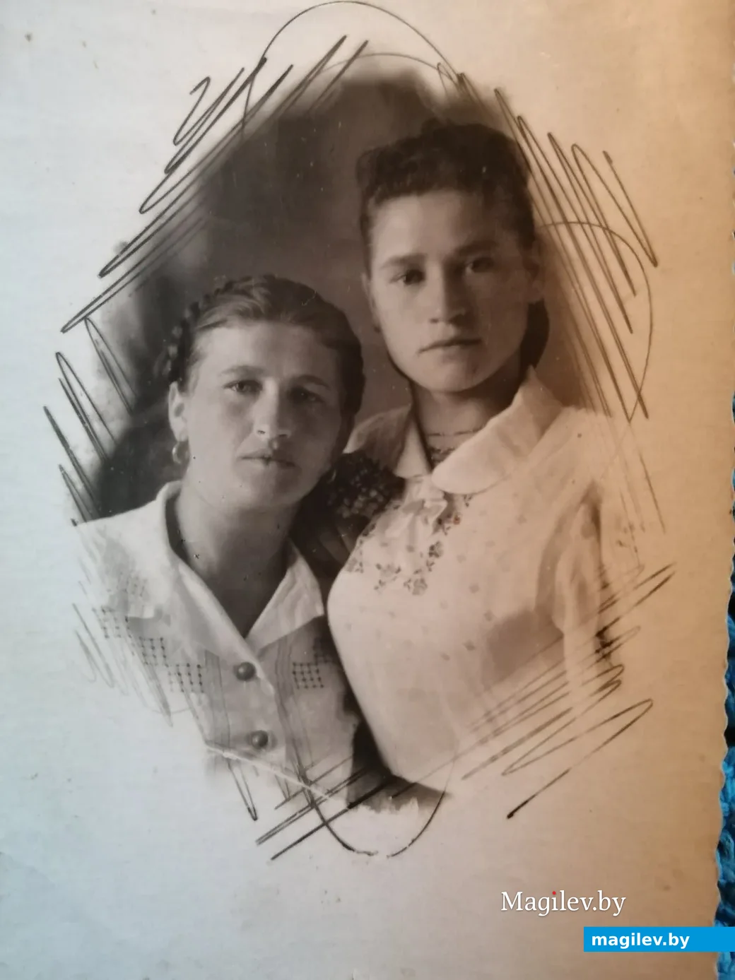 Примерно 1953 год. Мария Якимовна Голуб (слева) с подругой. Кофточки на них - работа Марии Голуб.