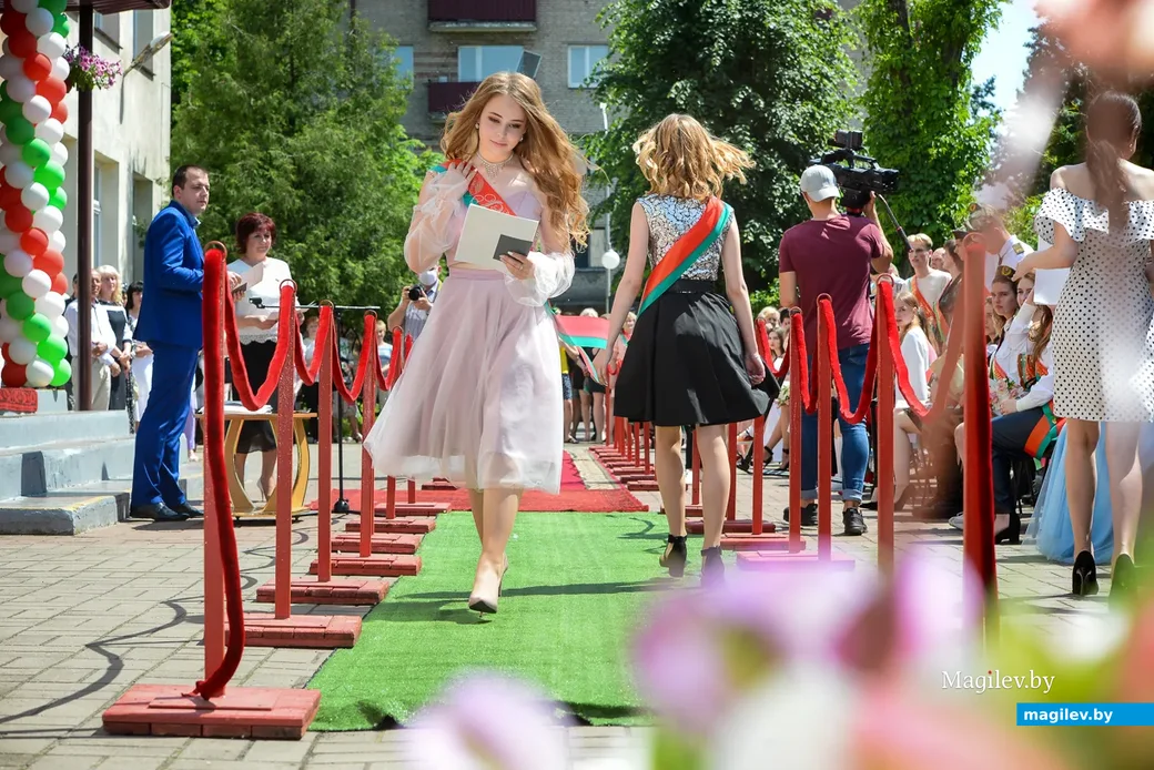 11.06.2020. Бобруйск, Могилевская область. Вручение аттестатов о среднем образовании, золотых и
