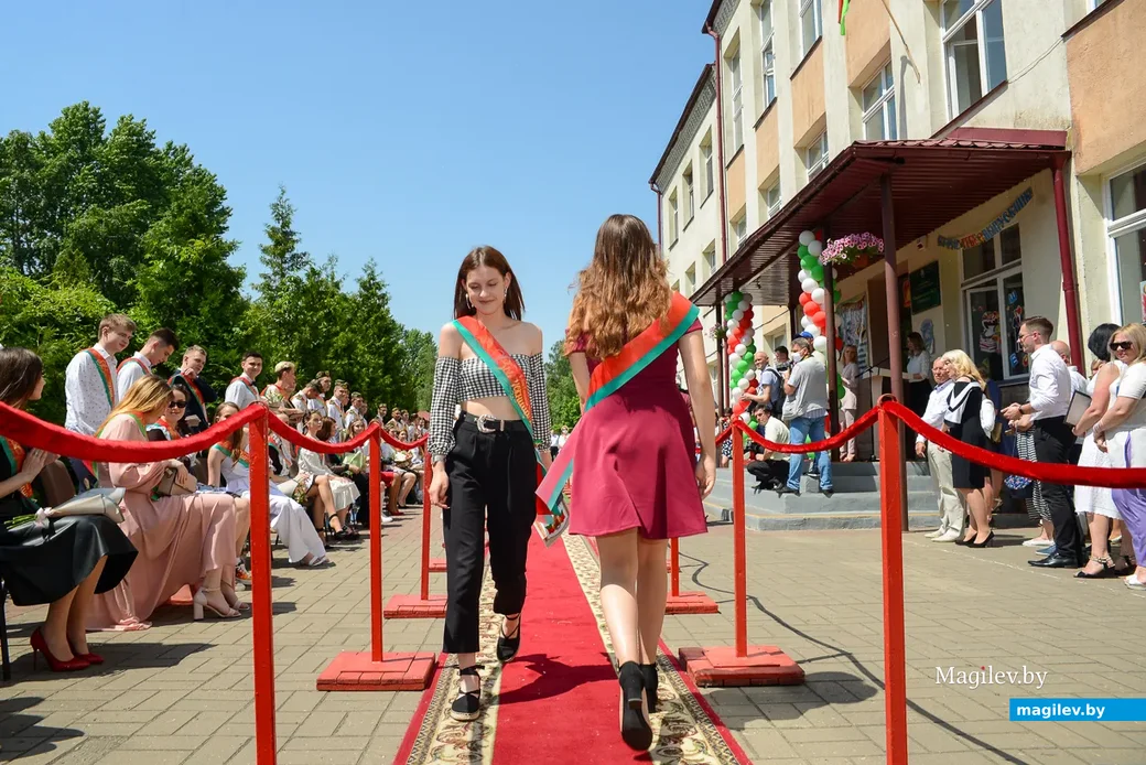11.06.2020. Бобруйск, Могилевская область. Вручение аттестатов о среднем образовании, золотых и