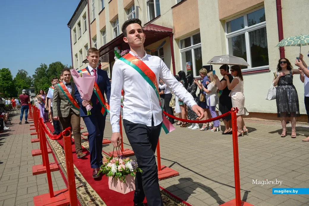 11.06.2020. Бобруйск, Могилевская область. Вручение аттестатов о среднем образовании, золотых и