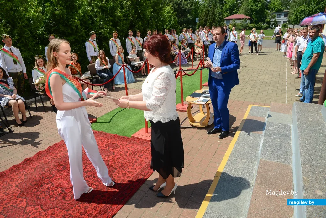 11.06.2020. Бобруйск, Могилевская область. Вручение аттестатов о среднем образовании, золотых и