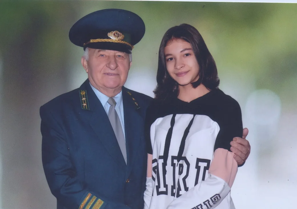 1.01.2019 г. 82-летний Николай Анисимович Калеев с 16-летней внучкой Настей.