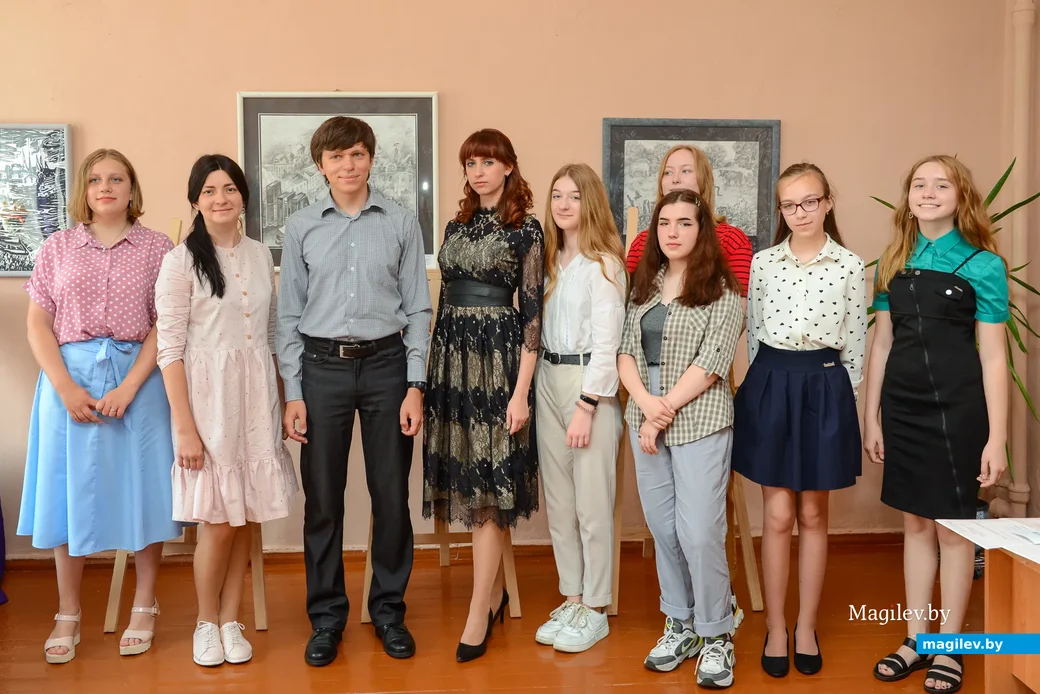 Учителя В.И.Хроменков и А.О.Хроменкова со своими выпускниками.