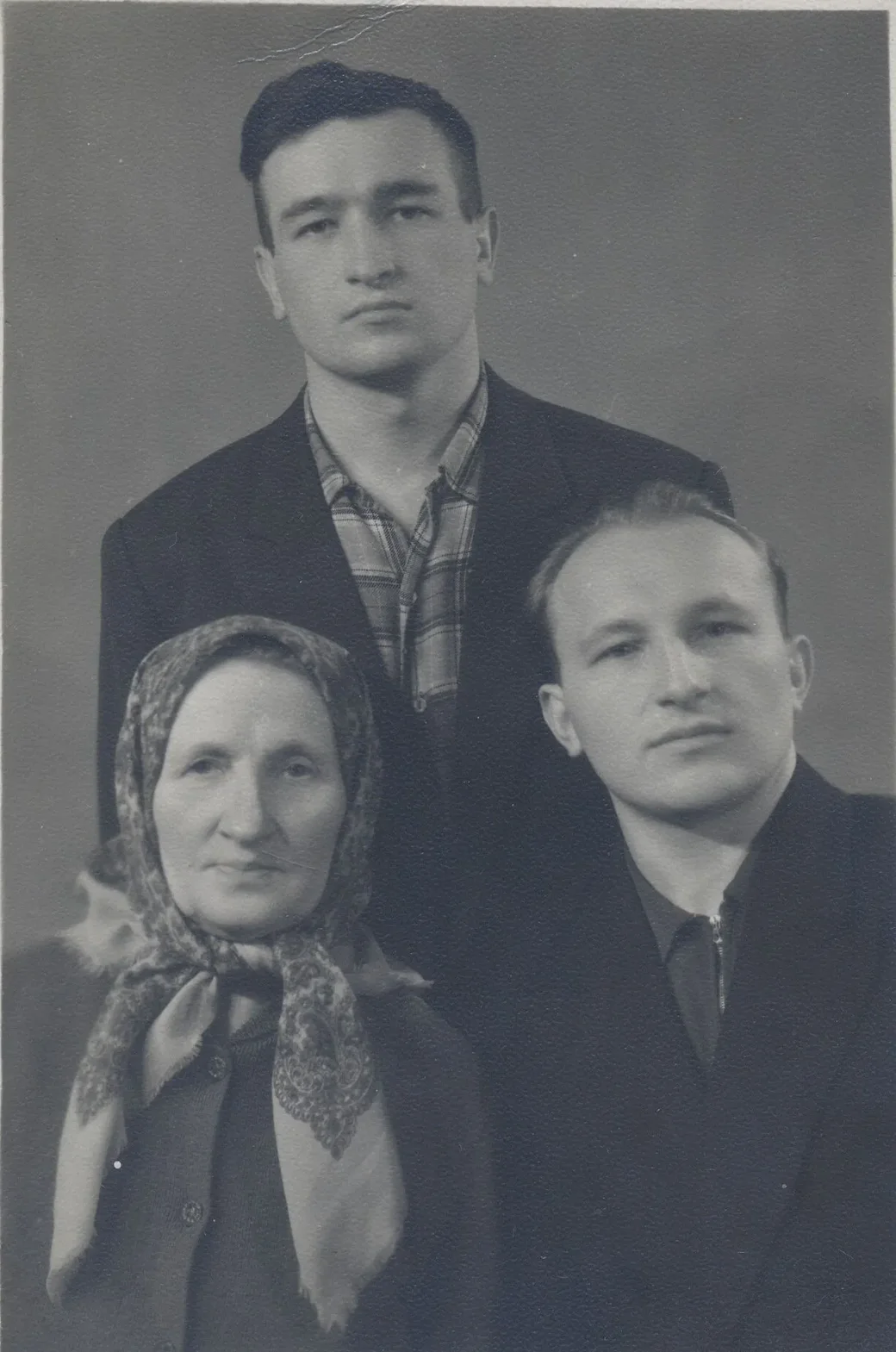 Сыновья Владимир (вверху) и Николай (внизу) с мамой Татьяной Никифоровной Калеевой.