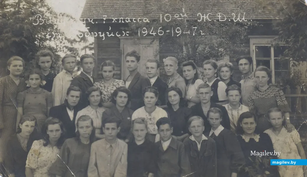 1947 год. Выпускной 7-й класс школы №10. Автор письма Валентина Крук – вторая справа в нижнем