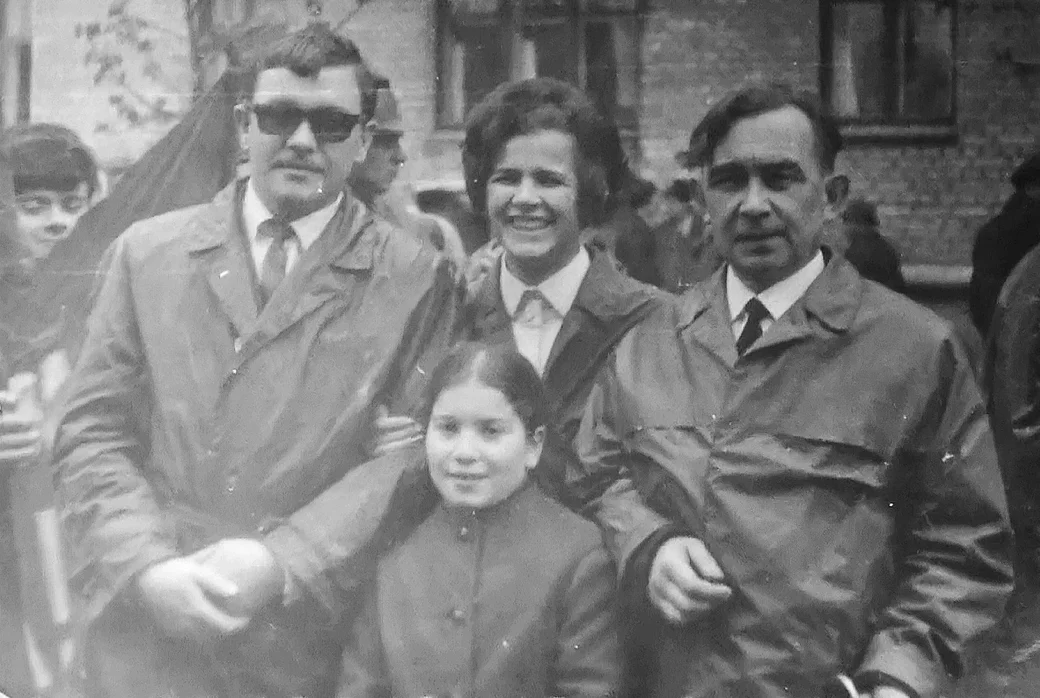 7 Ноября 1969 года. Леонид Раскин (слева) с коллегами на демонстрации. Справа бригадир В.А.Барсук.