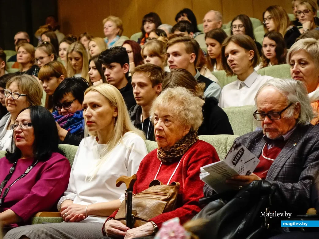 02.11.2019. Трагическая комедия «Летели качели» по одноимённой пьесе Константина Стешика в