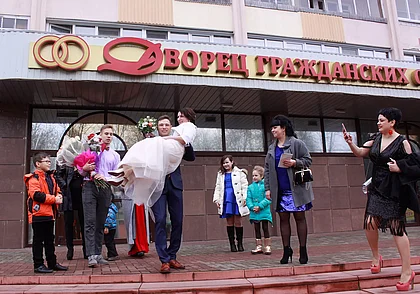 Молодожены недели: невеста все взяла в свои руки