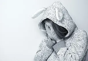 «Меня бьет муж. Может, я сама во всем виновата, веду себя как-то неправильно?» Комментирует психолог