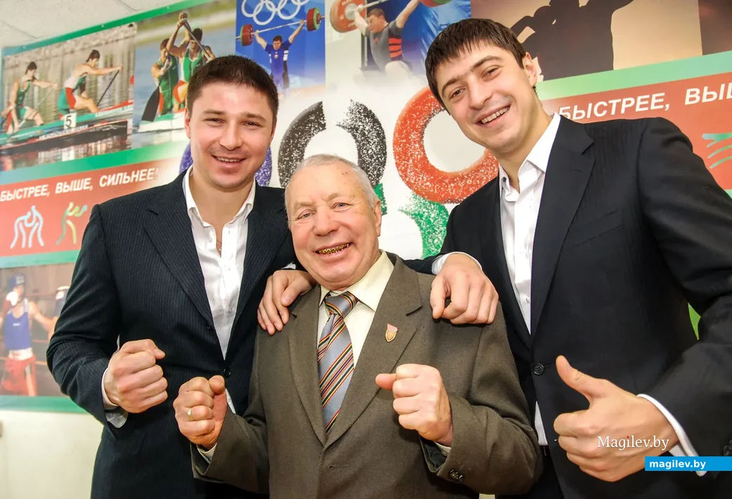 2013 год. Петр Яновский во время празднования своего 80-летнего юбилея с чемпионами Олимпийских