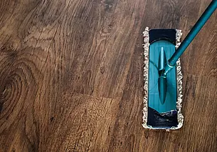 Зачем опытные хозяйки посыпают солью швабру: вряд ли вы знаете правильный ответ