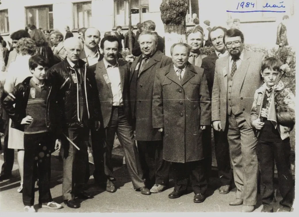 1 мая 1984 года. Группа ИТР и рабочих ГМСК. Фото из архива Л. Раскина.