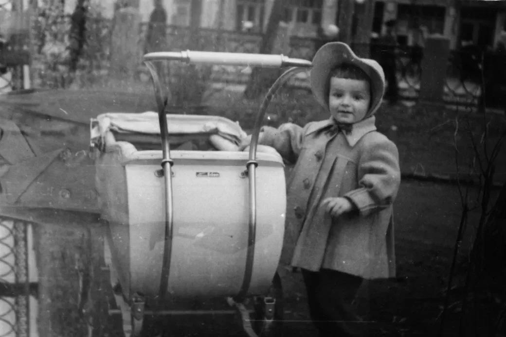 Бобруйск, 1955 год. Маленькая Валя с братиком в коляске.