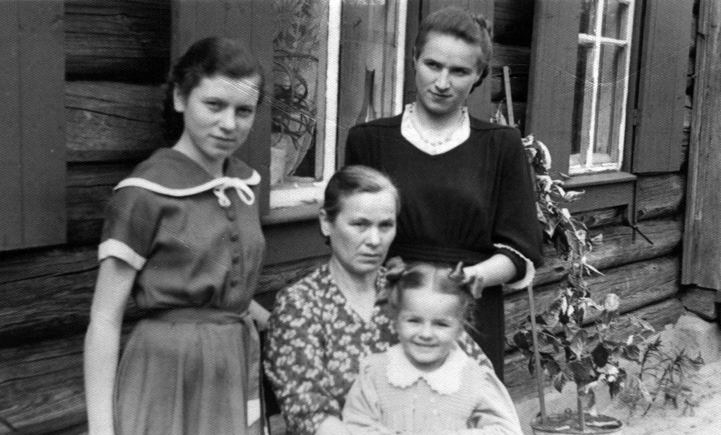 Валя с родными, Бобруйск, середина 1950-х.
