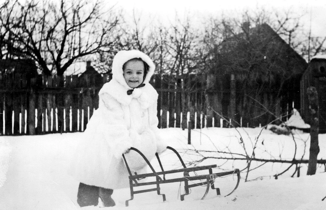 Зима 1956-57 года. Валя в белой шубке, которую папа привез из Германии.