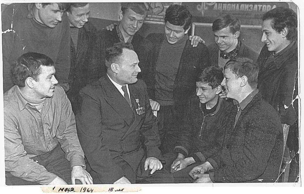 1963 год. Герой Советского Союза Василий Иванович Кузьминов беседует с молодыми (17-18 лет)