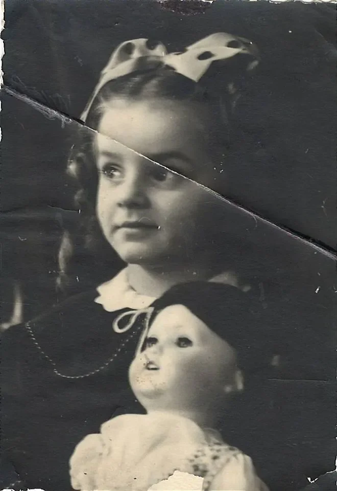 1956 год. Валя у елки с куклой.
