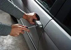 Могилевчанин обворовал припаркованный во дворе автомобиль