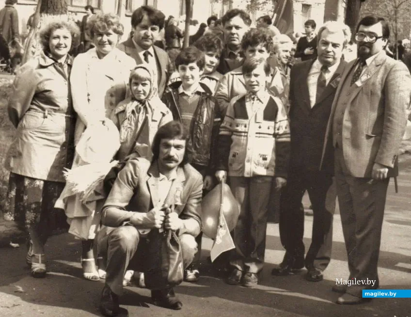 1 мая 1984 года. Работники завода им. Ленина с детьми на демонстрации. Леонид Раскин – крайний