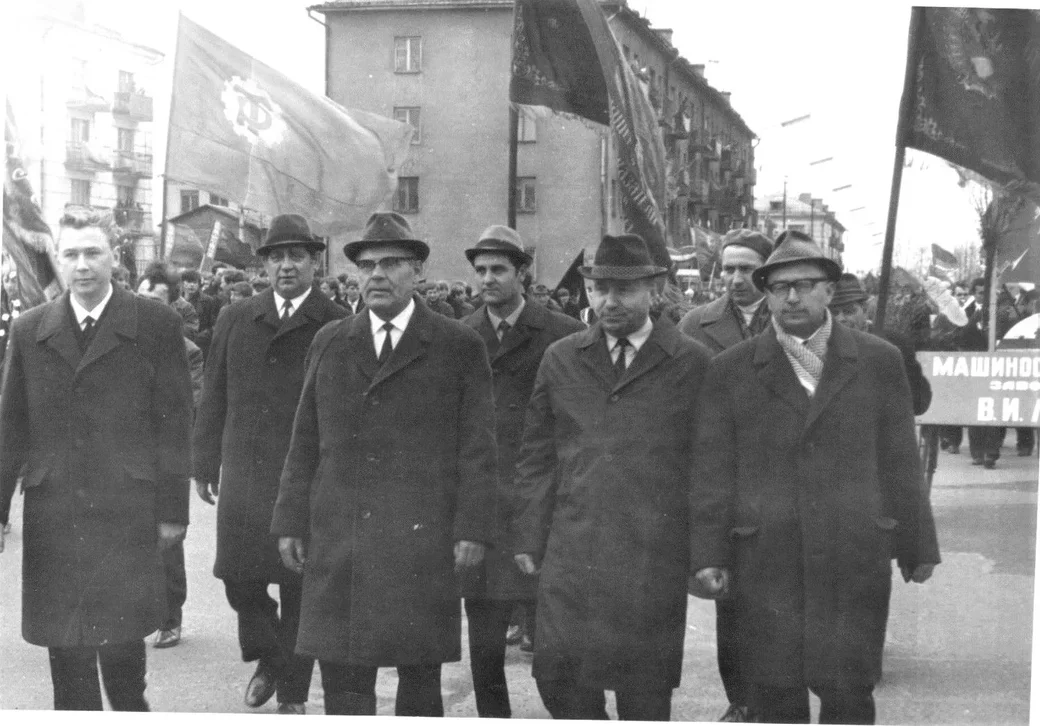 «Начало 1970-х. Руководство машиностроительного завода на демонстрации 7 ноября. Слева направо: