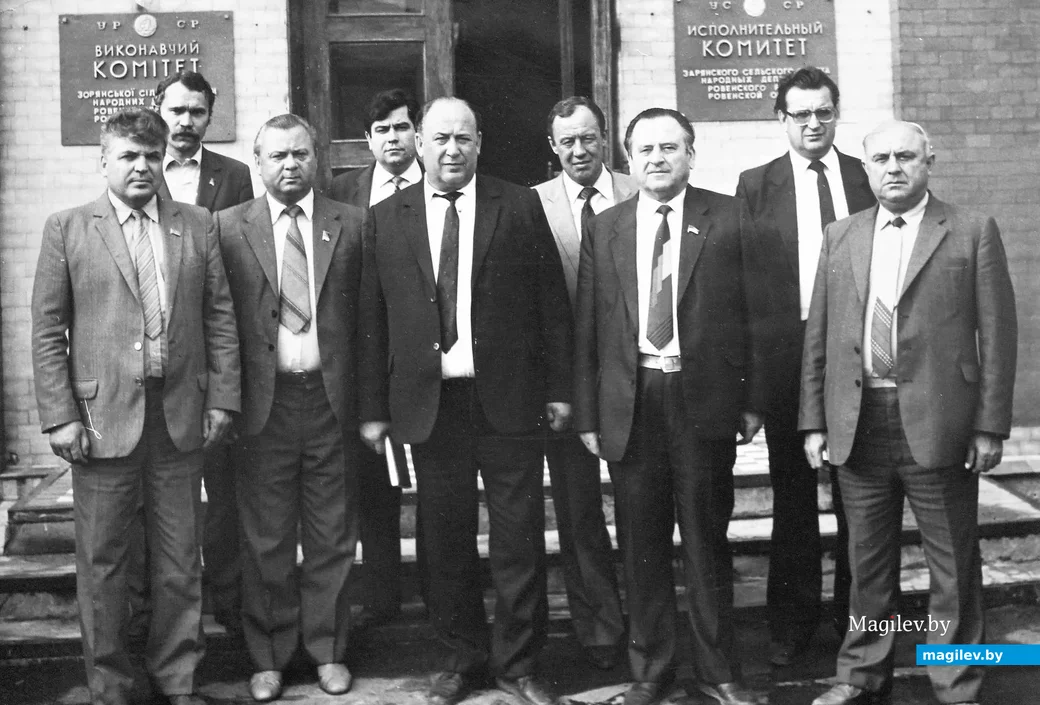 Анатолий Захарович Рубанов (четвертый справа) в составе делегации Бобруйского района,
