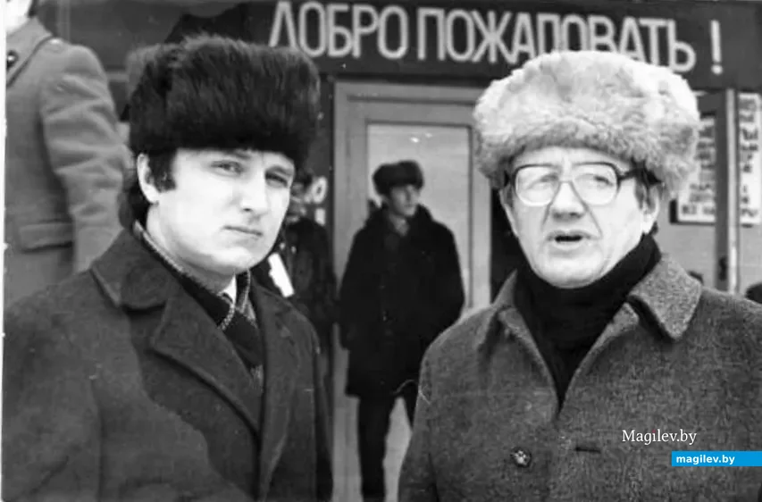 Алесь Адамович в колхозе имени Некрасова, 1987 год. Слева – автор этих строк. Фото из архива
