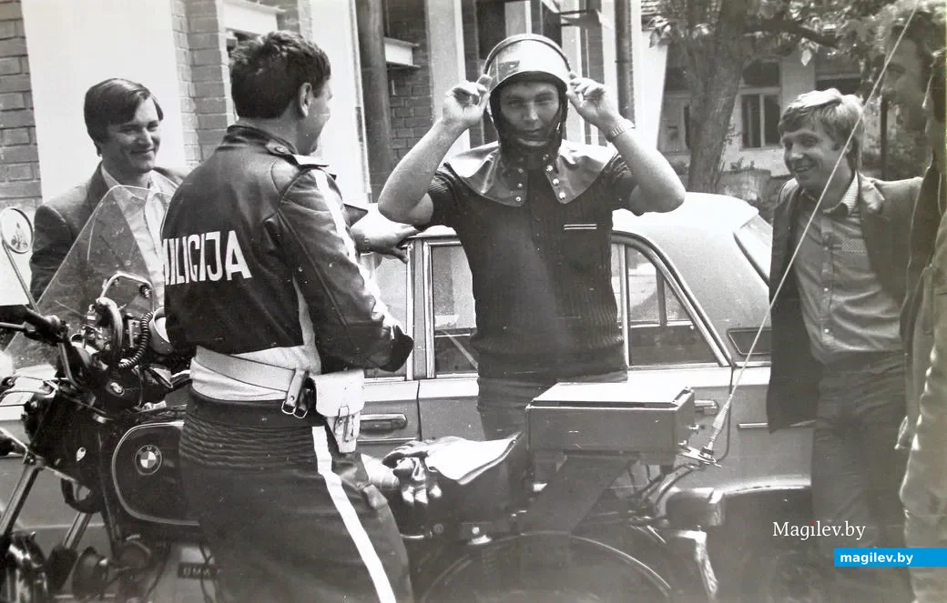 Бобруйские туристы знакомятся с югославской милицией. Фото 1980-х годов.