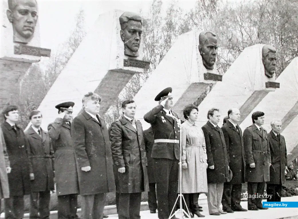 Руководство района на Кургане славы в Сычково.