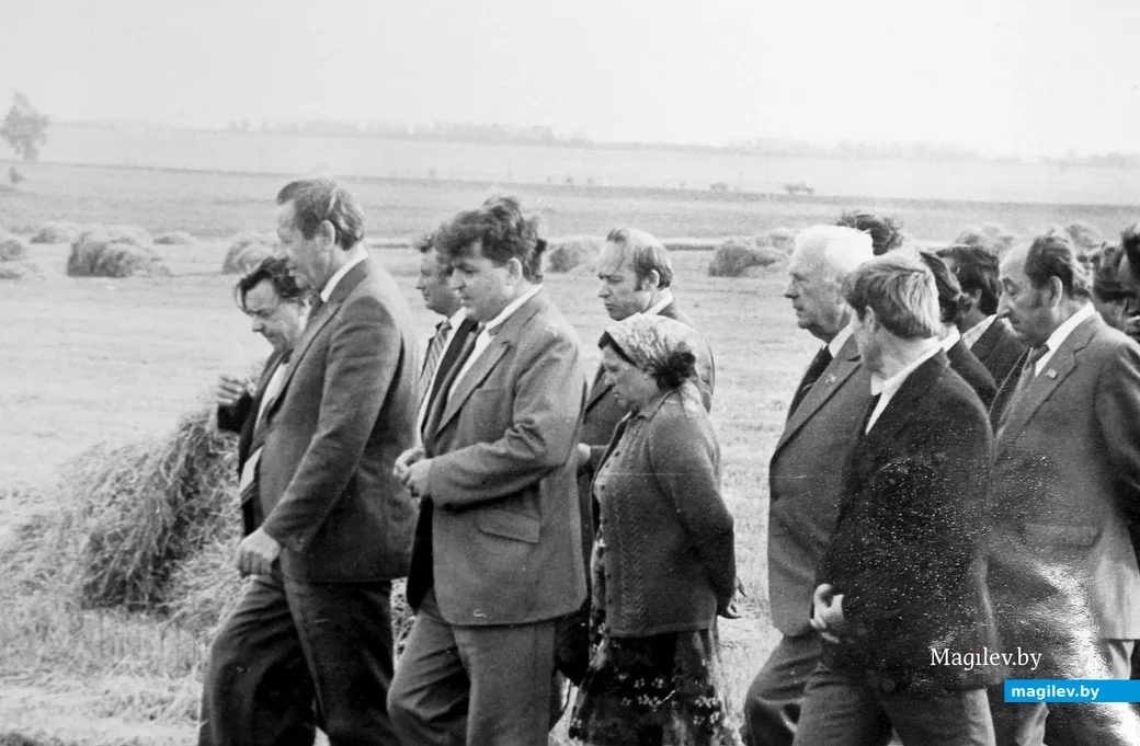 Петр Машеров (впереди) во время посещений Бобруйщины в 1980 году. Рядом справа – первый